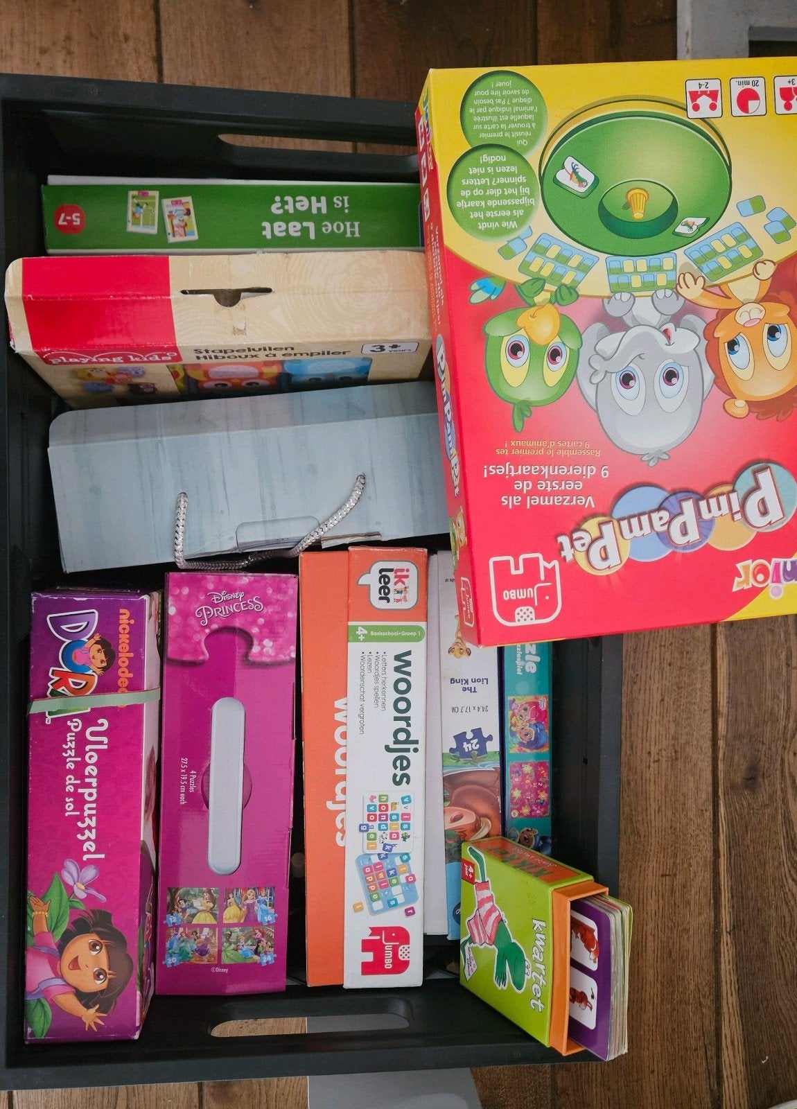 Krat vol diverse puzzels en spelletjes, Ophalen