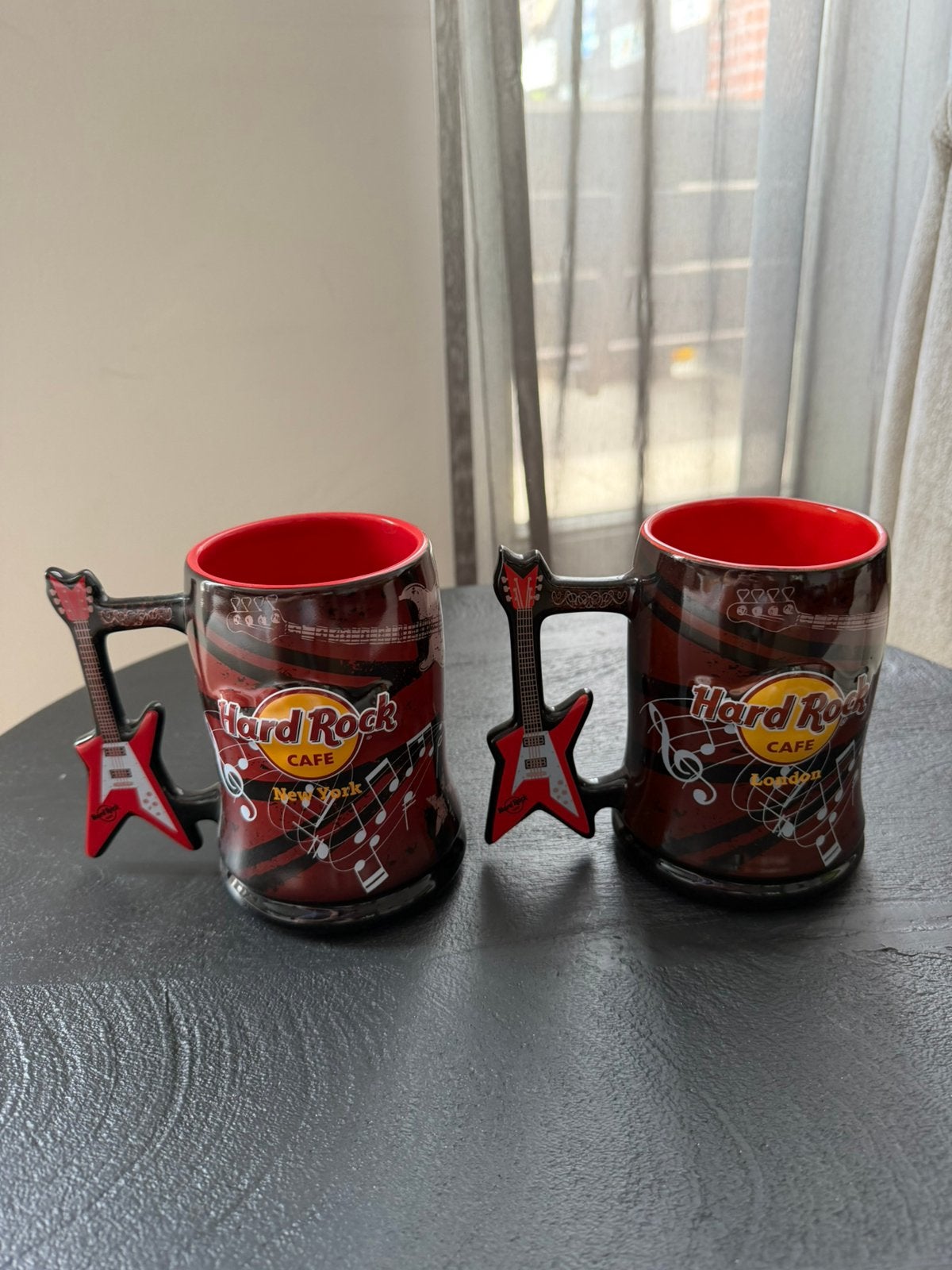 Hard Rock Cafe gitaar mokken / 3D beer mugs - Set van 2, Keramiek, Ophalen of Verzenden, Zo goed als nieuw, Overige stijlen