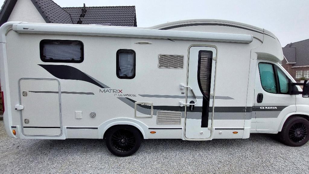 Adria Matrix Plus 680 SL – 5 slaapplaatsen – zeer compleet, Caravans en Kamperen, Luifel, Fiat, 7 tot 8 meter, Particulier