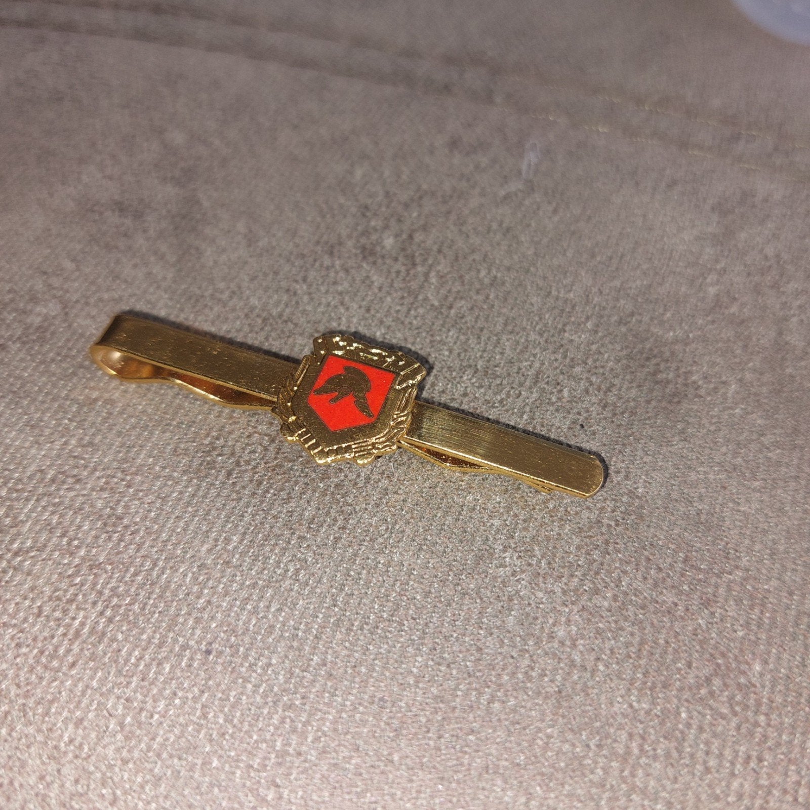 Vintage Gouden Dasspeld met Wapen, Sieraden, Tassen en Uiterlijk, Manchetknopen, Ophalen, Gebruikt, Overige materialen, Verguld