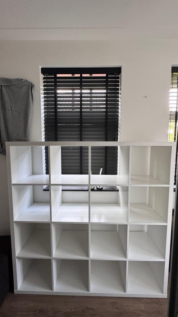 In nette staat: witte Ikea Kallax vakkenkast 4 x 4 vakken, Ophalen, Met plank(en), Gebruikt, 100 tot 150 cm