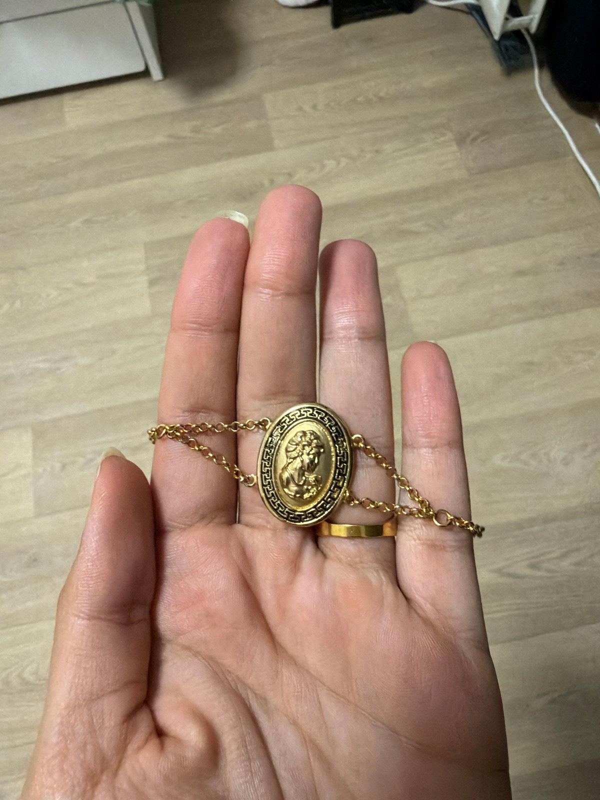 Gouden armband met medaillon en Griekse sleutelpatroon, Ophalen, Zo goed als nieuw, Goud, Overige materialen