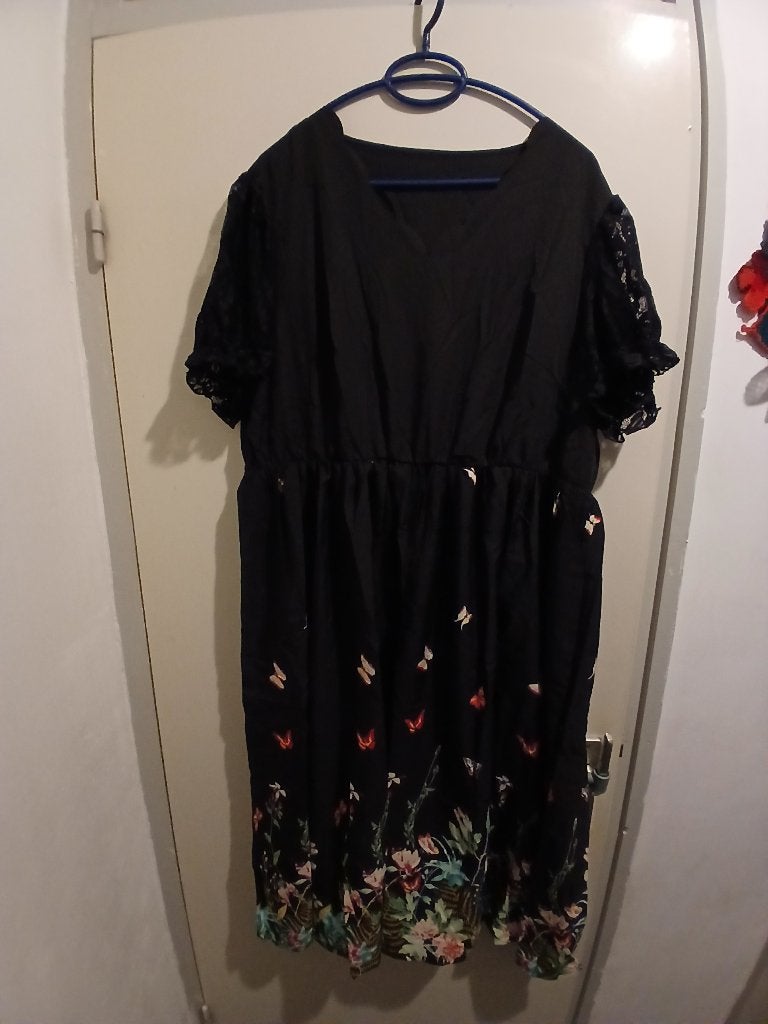 nieuwe zwarte dames jurk met bloemen en vlinders maat 2xL, Kleding | Dames, Grote Maten, Ophalen of Verzenden, Nieuw, Zwart, Jurk