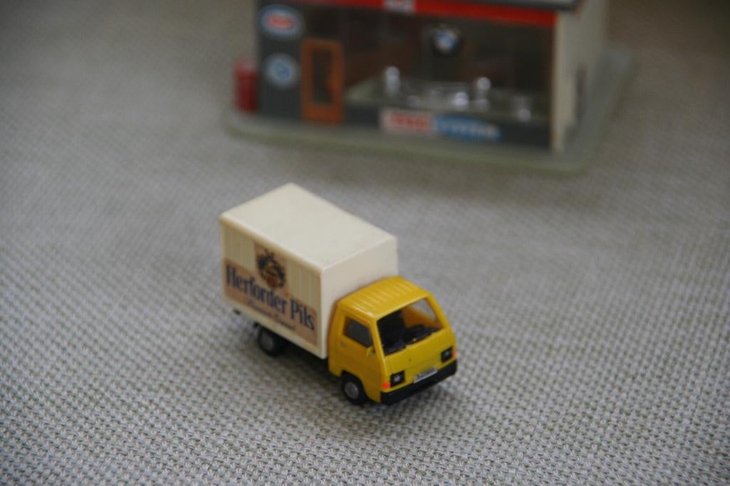 RIETZE 1:87, Mitsubishi L300 met laadbak Herforder Pils (8), Ophalen of Verzenden, Zo goed als nieuw, Auto, Rietze