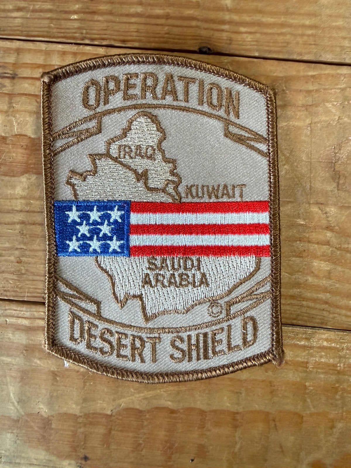 Dessert shield stof embleem, Ophalen of Verzenden, Landmacht, Nederland, Embleem of Badge