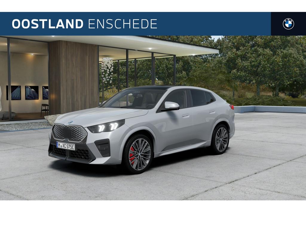 BMW iX2 eDrive20 M Sport / Panoramadak / Sportstoelen / Adap, Auto's, BMW, IX2, Zwart, Stoelverwarming, Leder