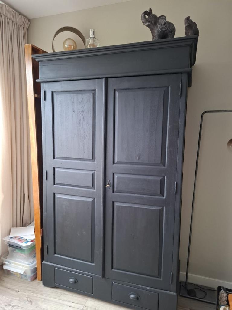 Hoge kast, Huis en Inrichting, Kasten | Kledingkasten, Gebruikt, 100 tot 150 cm, Ophalen of Verzenden, Mat zwart