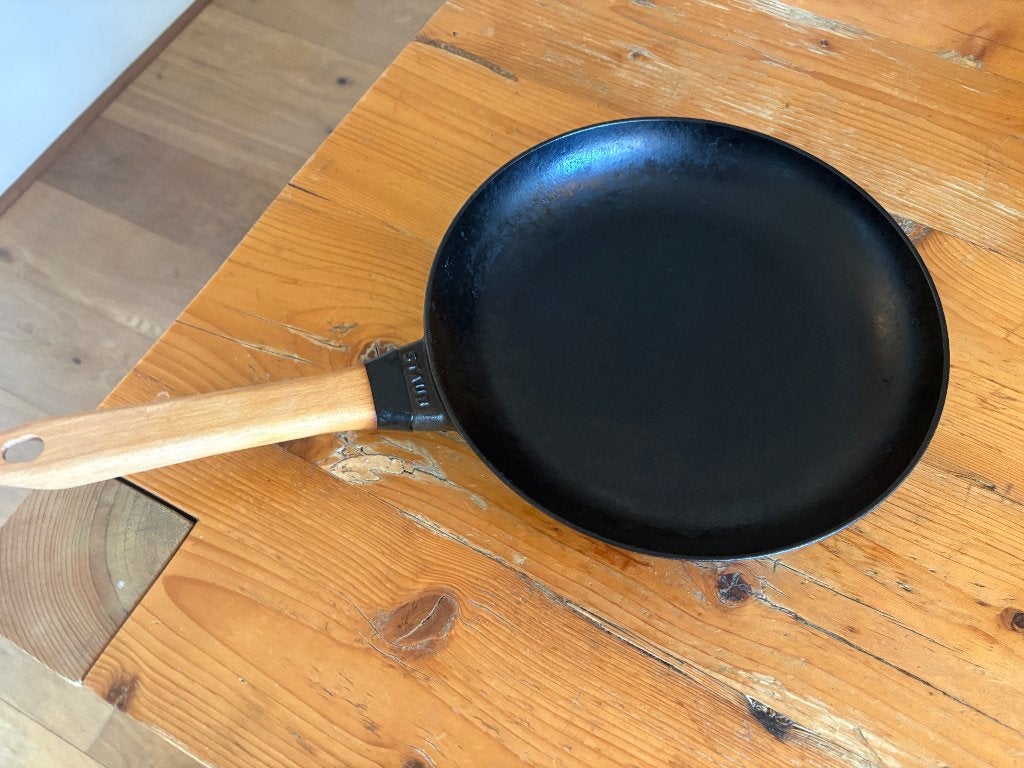 Staub Gietijzeren Koekenpan 28 cm - Houten Handvat, Ophalen, Zo goed als nieuw, Zwilling, Met deksel