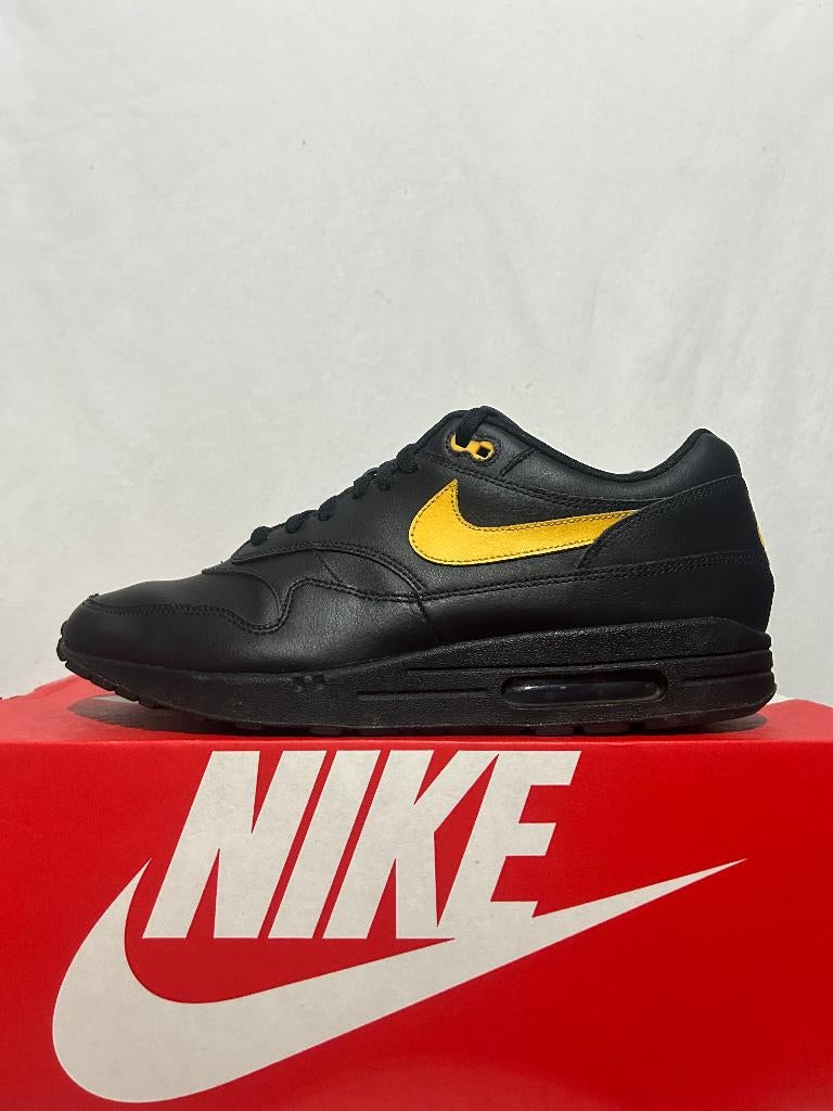 ALS NIEUW Maat 45,5 - Nike Air Max 1 ID Leather Black Yellow