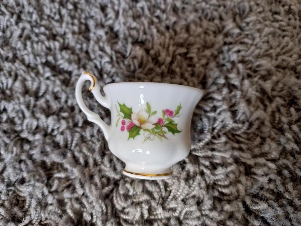 Royal Albert mini kopje, Huis en Inrichting, Keuken | Servies, Ophalen of Verzenden, Zo goed als nieuw, Overige stijlen, Kop(pen) en/of Schotel(s)