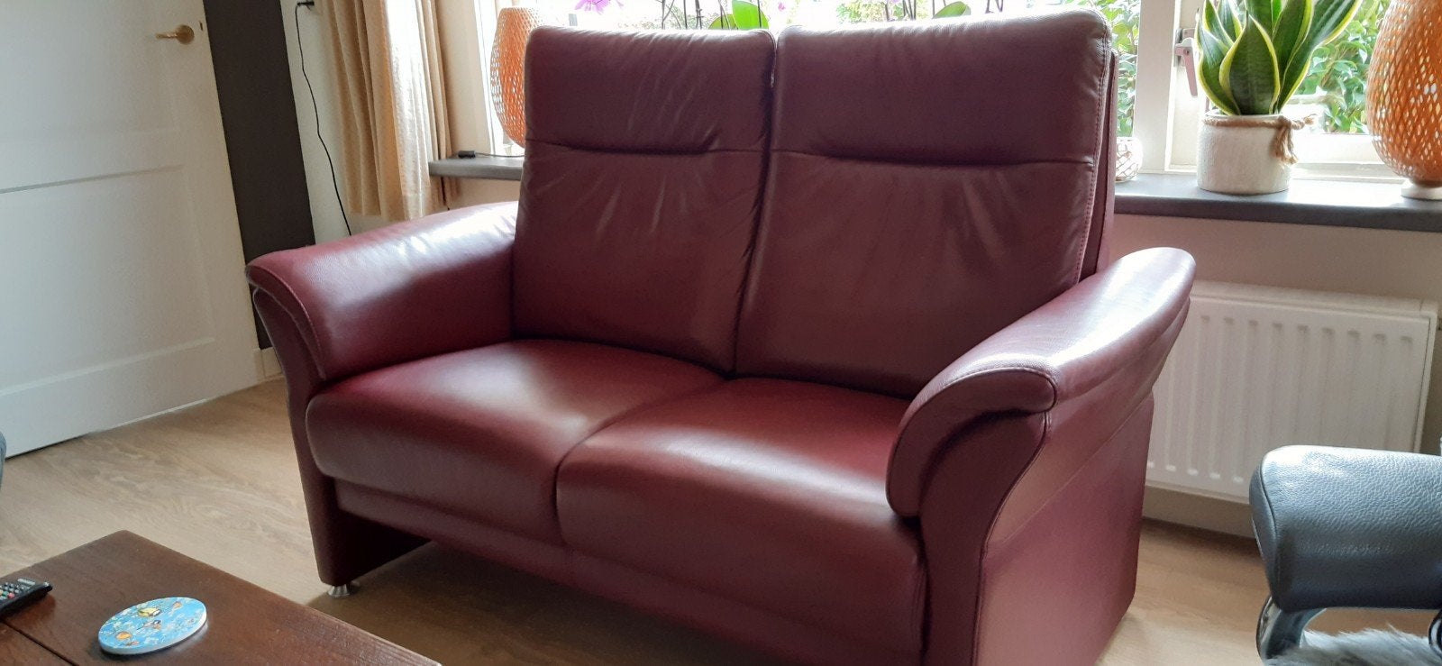 Gratis af te halen.Comfortabele rode leren tweezitsbank, Ophalen, 150 tot 200 cm, Modern klassiek, Tweepersoons
