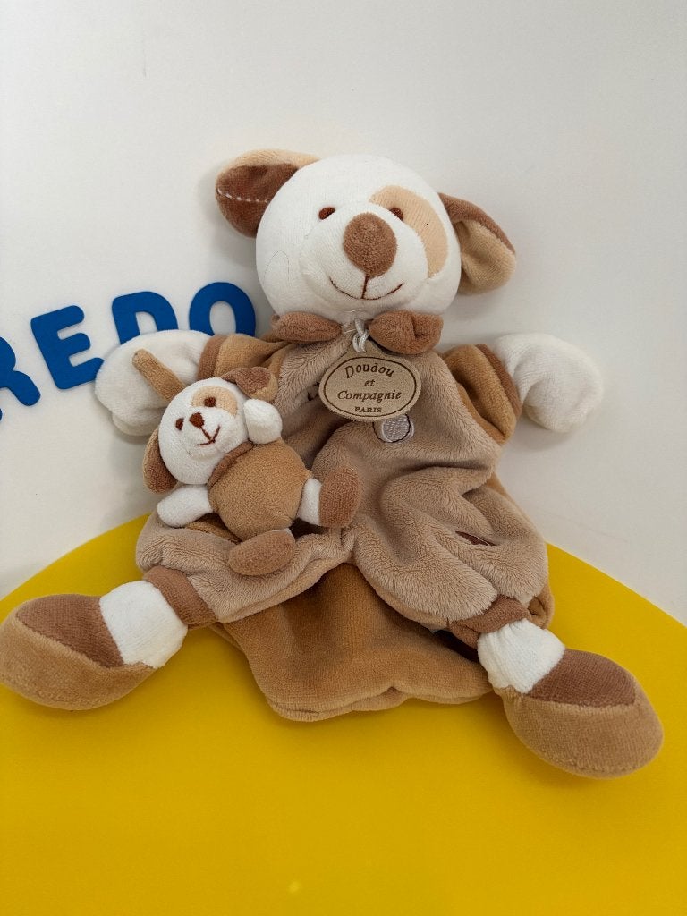 K2477 doudou et compangie handpop hond met beertje, Kinderen en Baby's, Speelgoed | Knuffels en Pluche, Ophalen of Verzenden, Zo goed als nieuw