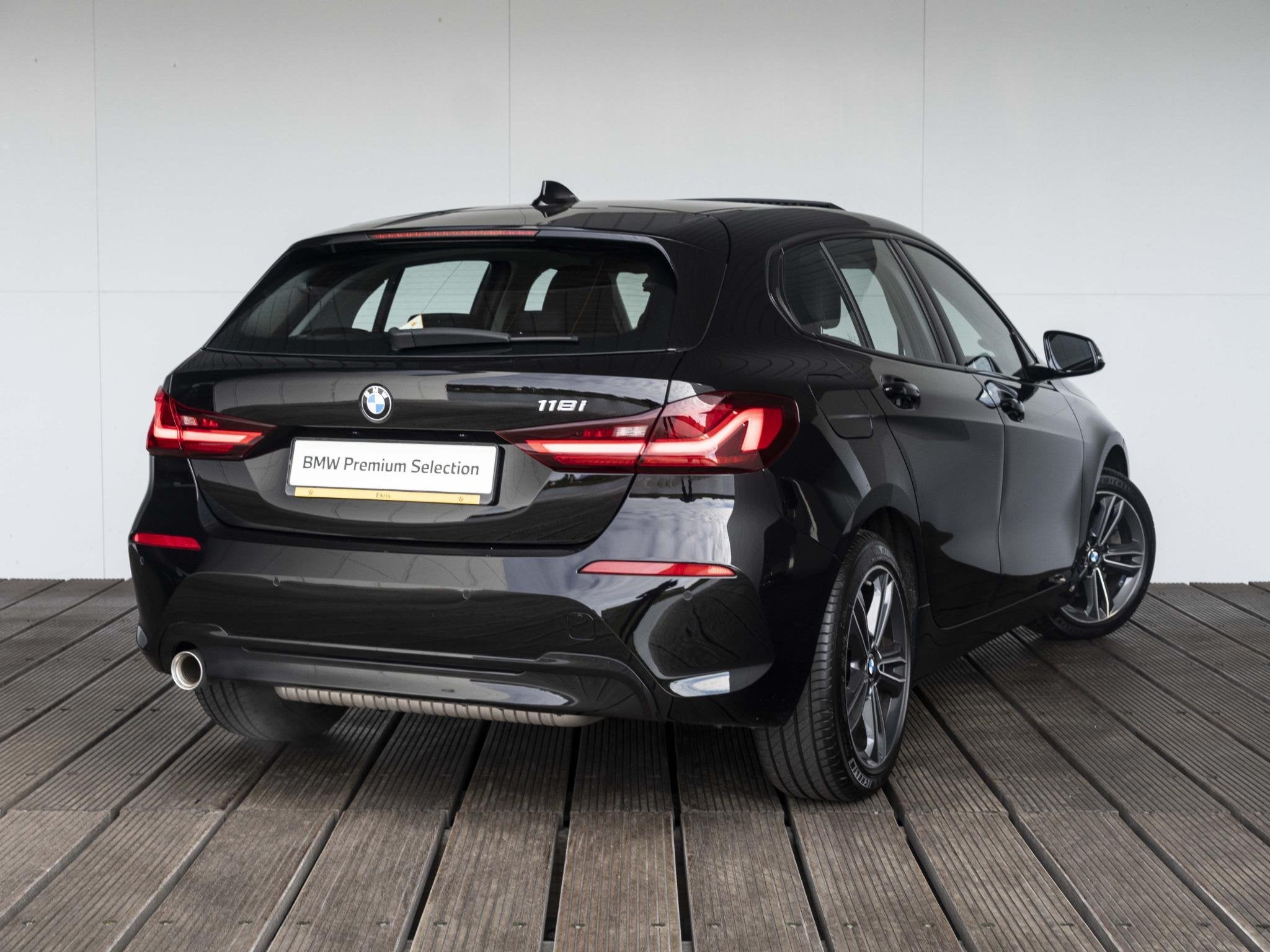 BMW 1 Serie 118i | LED | HUD | Schuifdak | Sportstoelen | Sh, Stof, Gebruikt, Met garantie (alle), Zwart