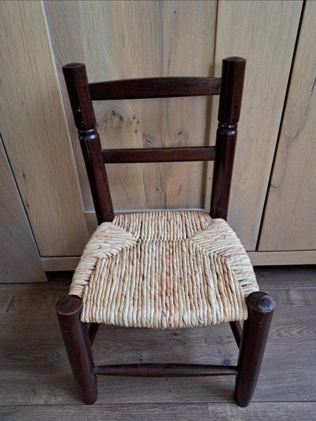 Vintage donker houten kinderstoeltje met rieten zitting, Kinderen en Baby's, Ophalen of Verzenden, Gebruikt, Overige typen