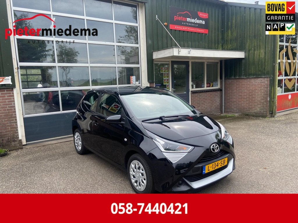 Toyota Aygo 1.0 VVT-i x-play / Zwart / Apple carplay / Andro, Auto's, Stof, Gebruikt, Euro 6, 4 stoelen