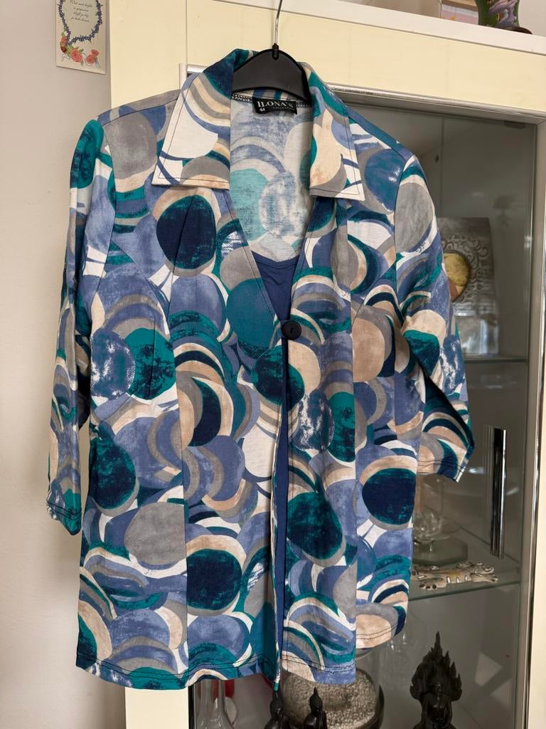 Vestje met top ineen en 3/4 mouwen Ilona maat 44, Ophalen of Verzenden, Zo goed als nieuw, Maat 42/44 (L), Blauw