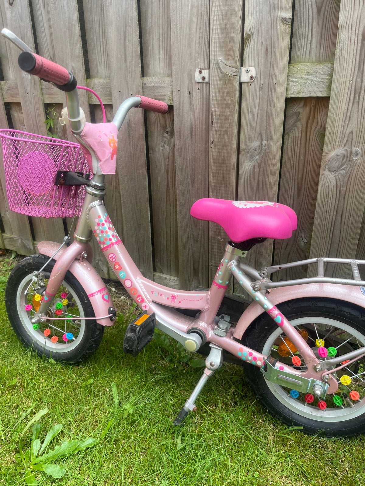 Roze kinderfiets met mandje - Zo goed als nieuw!, Fietsen en Brommers, Ophalen, Zo goed als nieuw, Terugtraprem, Minder dan 16 inch