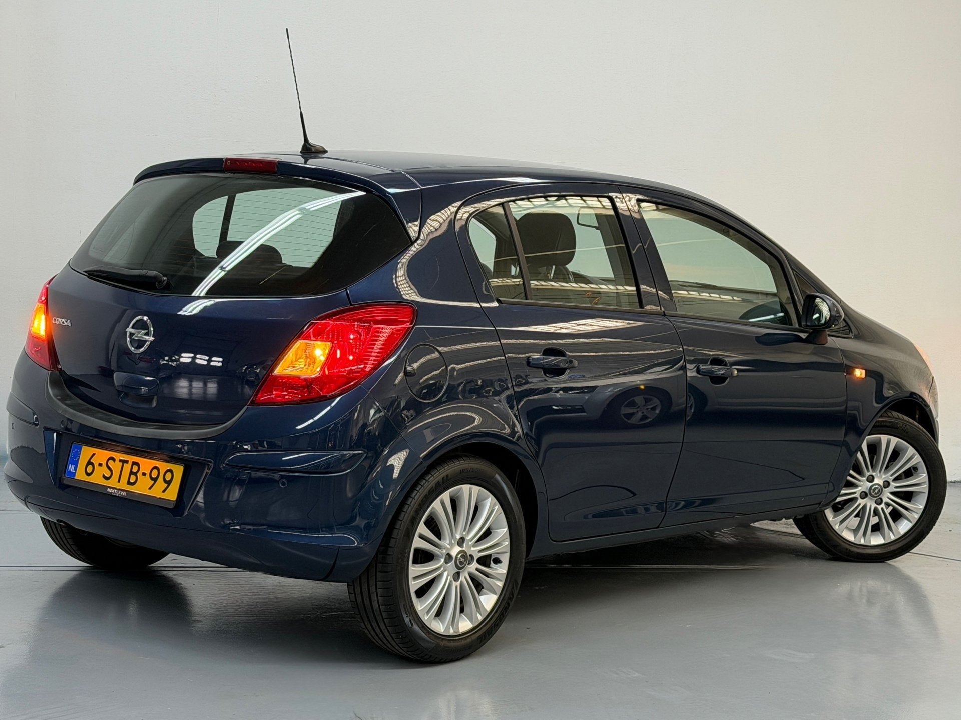 Foto 11 van Opel Corsa 1.4-16V Cosmo Navi Cruise NL Auto