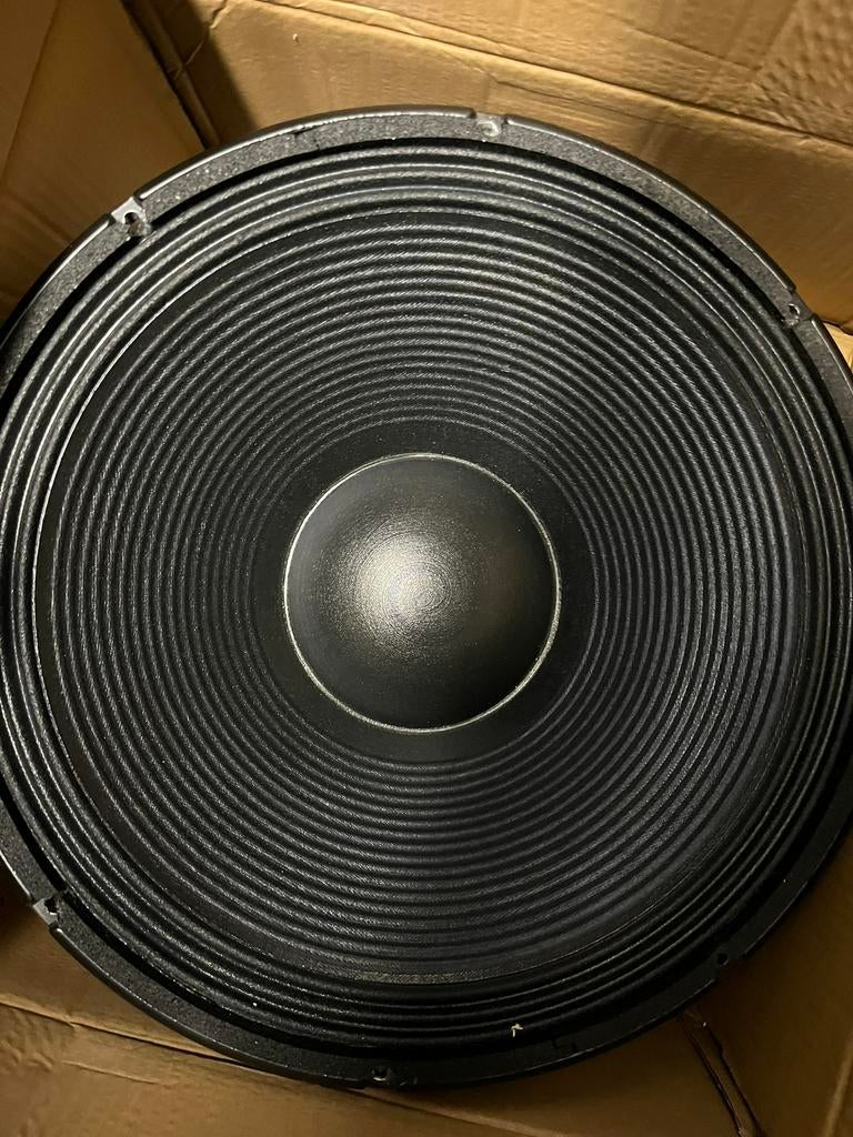 RCF L18P400 , ZGAN (4x), Overige merken, Ophalen of Verzenden, Zo goed als nieuw, 120 watt of meer