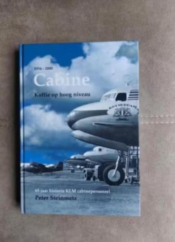 Cabine-Koffie op hoog niveau (KLM Cabinepersoneel)Gesigneerd, Ophalen of Verzenden, Zo goed als nieuw, Boek of Tijdschrift