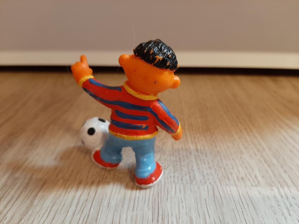 Sesamstraat Ernie poppetje voetbal 6 cm, Ophalen of Verzenden