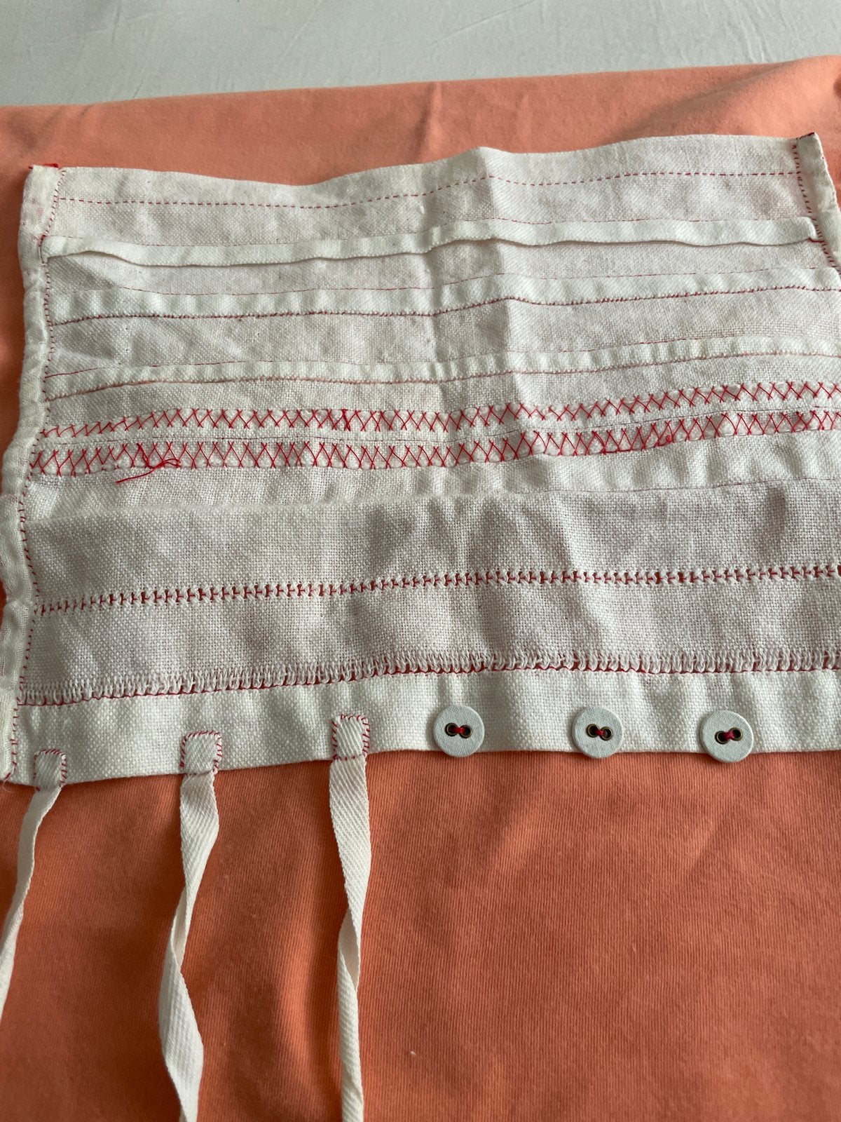 Handgemaakt geborduurd textiel met knopen en linten, Ophalen of Verzenden