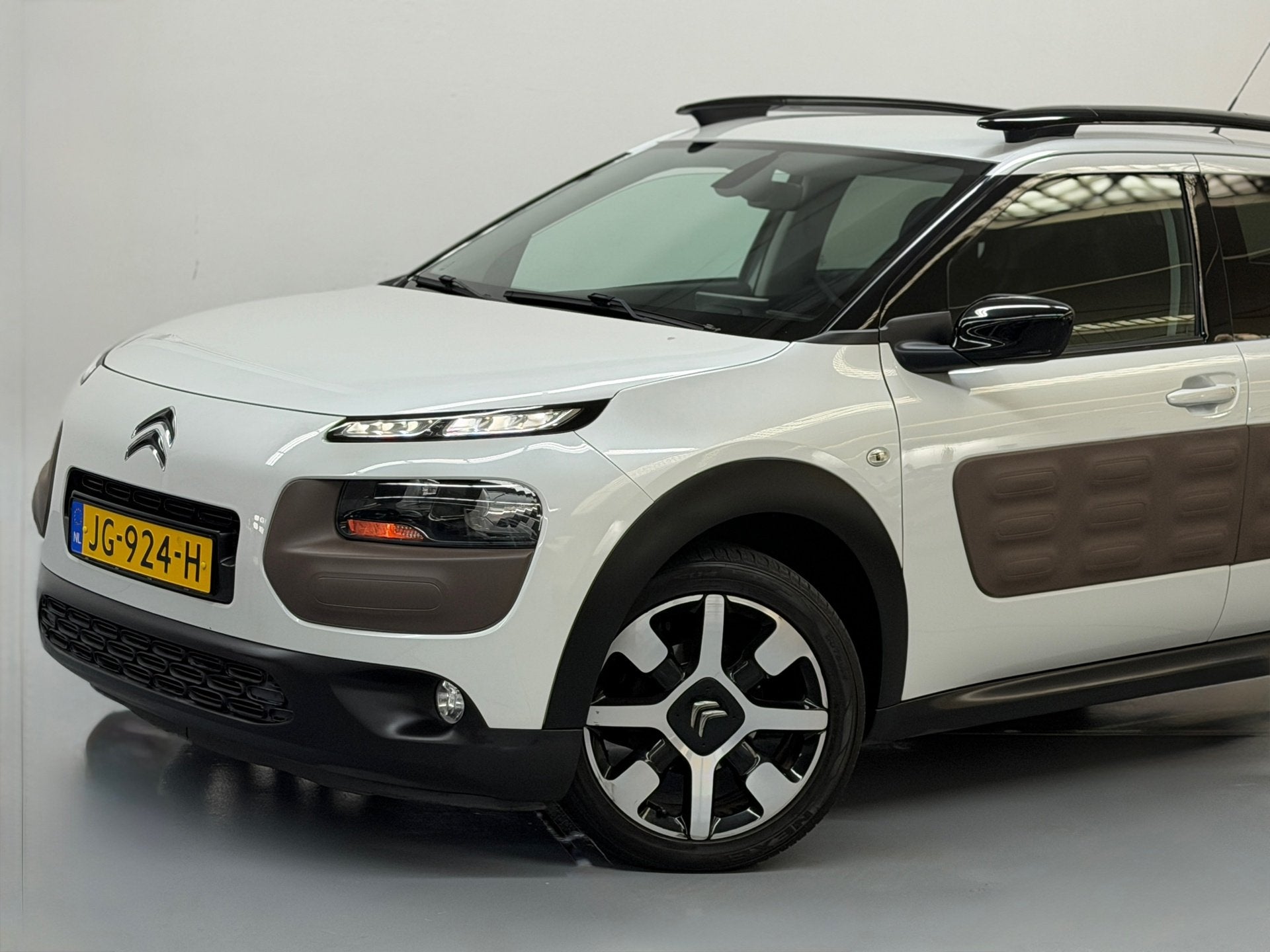 Citroen C4 Cactus 1.2 PureTech Shine D.riem vervangen Camera, Auto's, Dealer onderhouden, Euro 6, 1199 cc, 995 kg