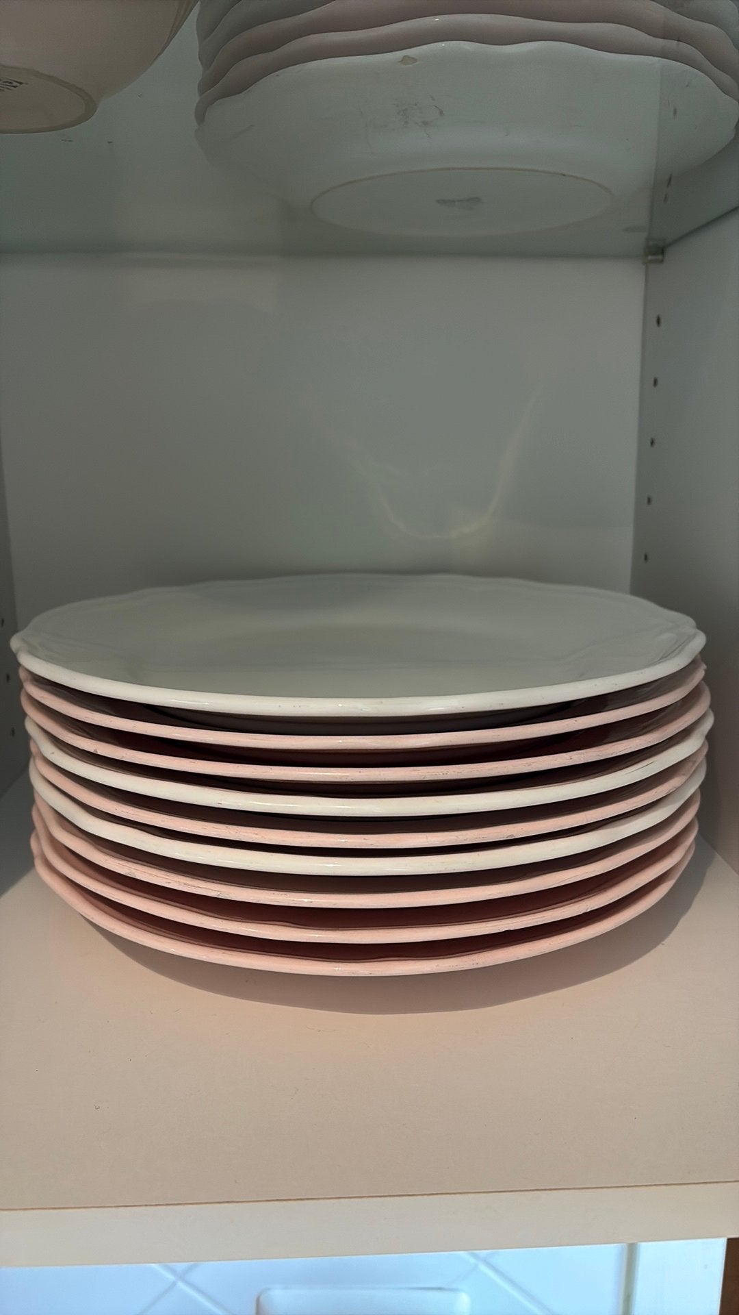 Set van 9 roze en witte borden (gratis), Huis en Inrichting, Keuken | Servies, Ophalen, Gebruikt, Overige stijlen, Kop(pen) en/of Schotel(s)