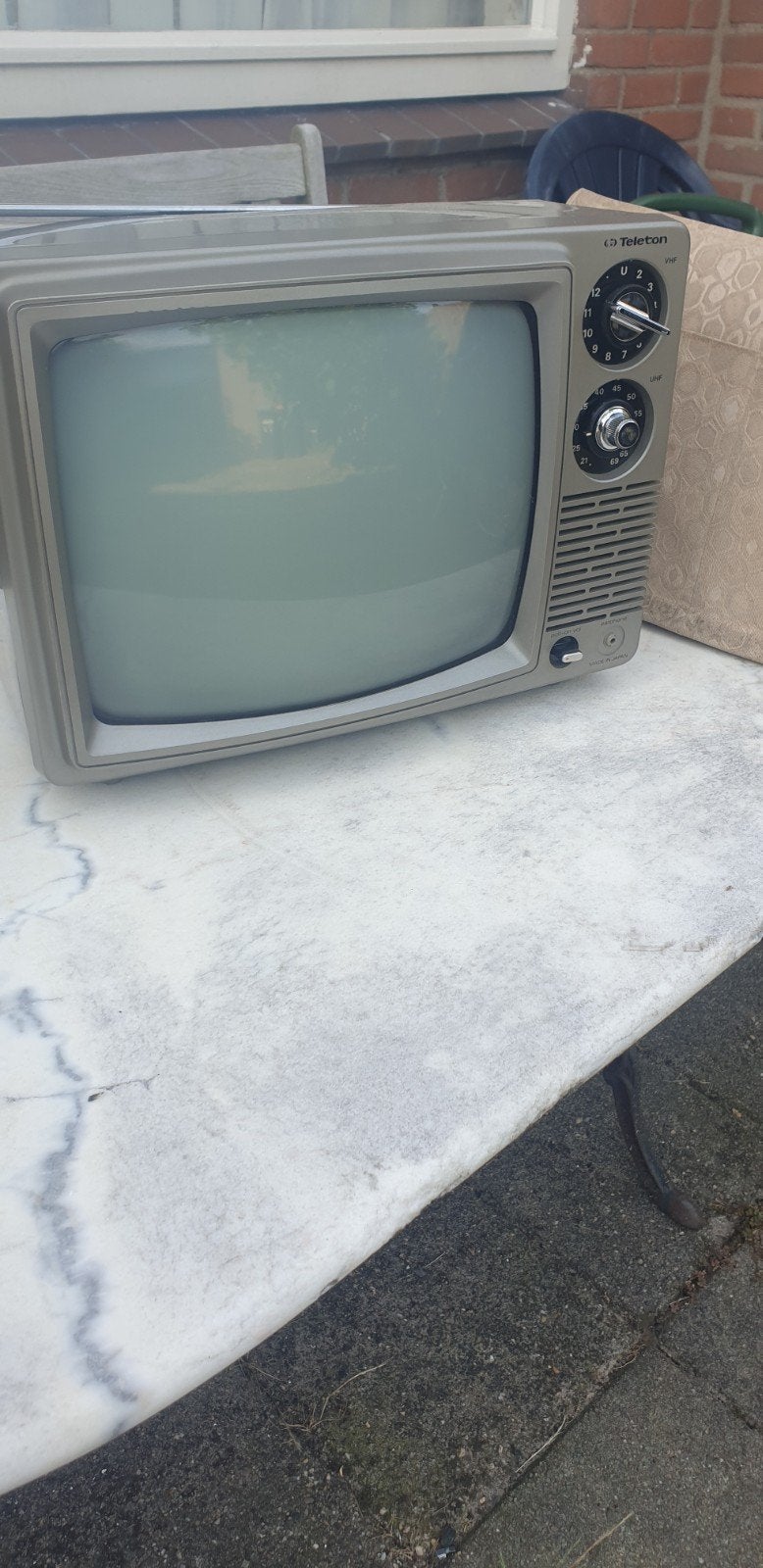 Vintage  draagbare zwart wit televisie, Ophalen