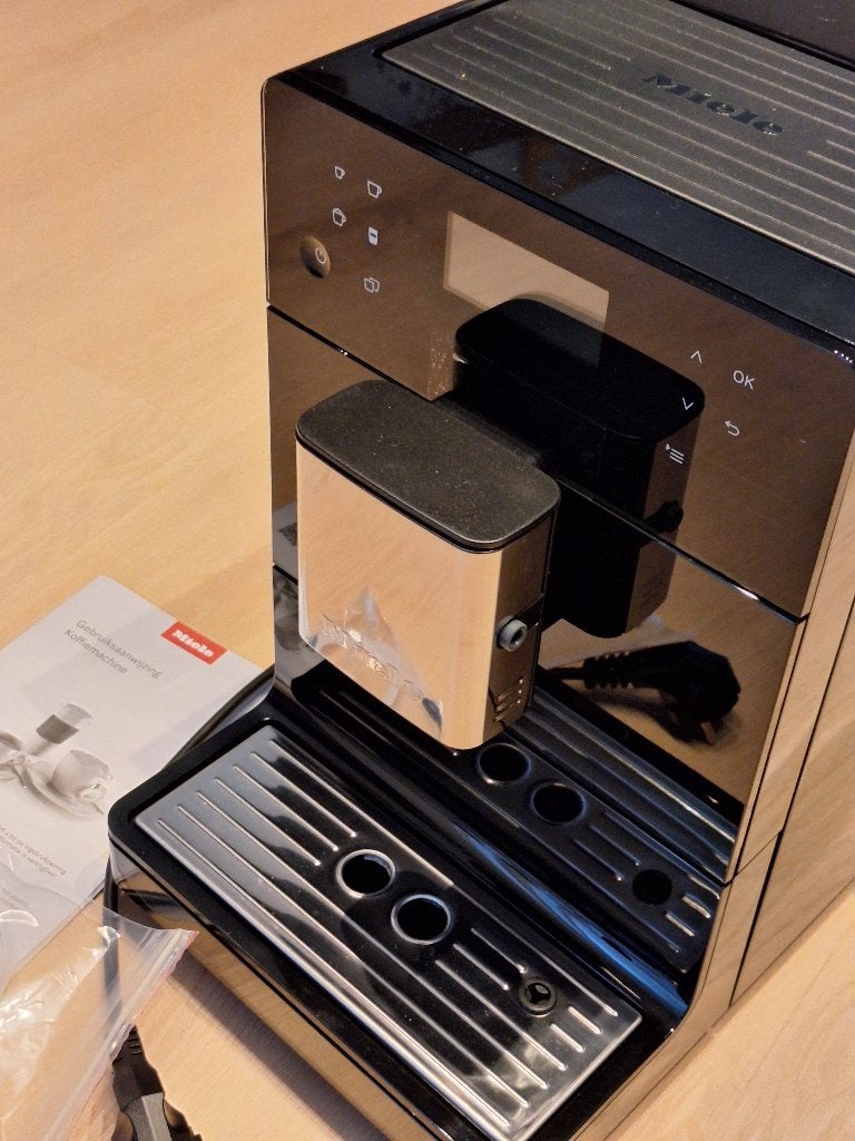 Miele CM5310 koffieapparaat gloednieuw niet gebruikt, Ophalen, Afneembaar waterreservoir, Koffiebonen, Koffiemachine