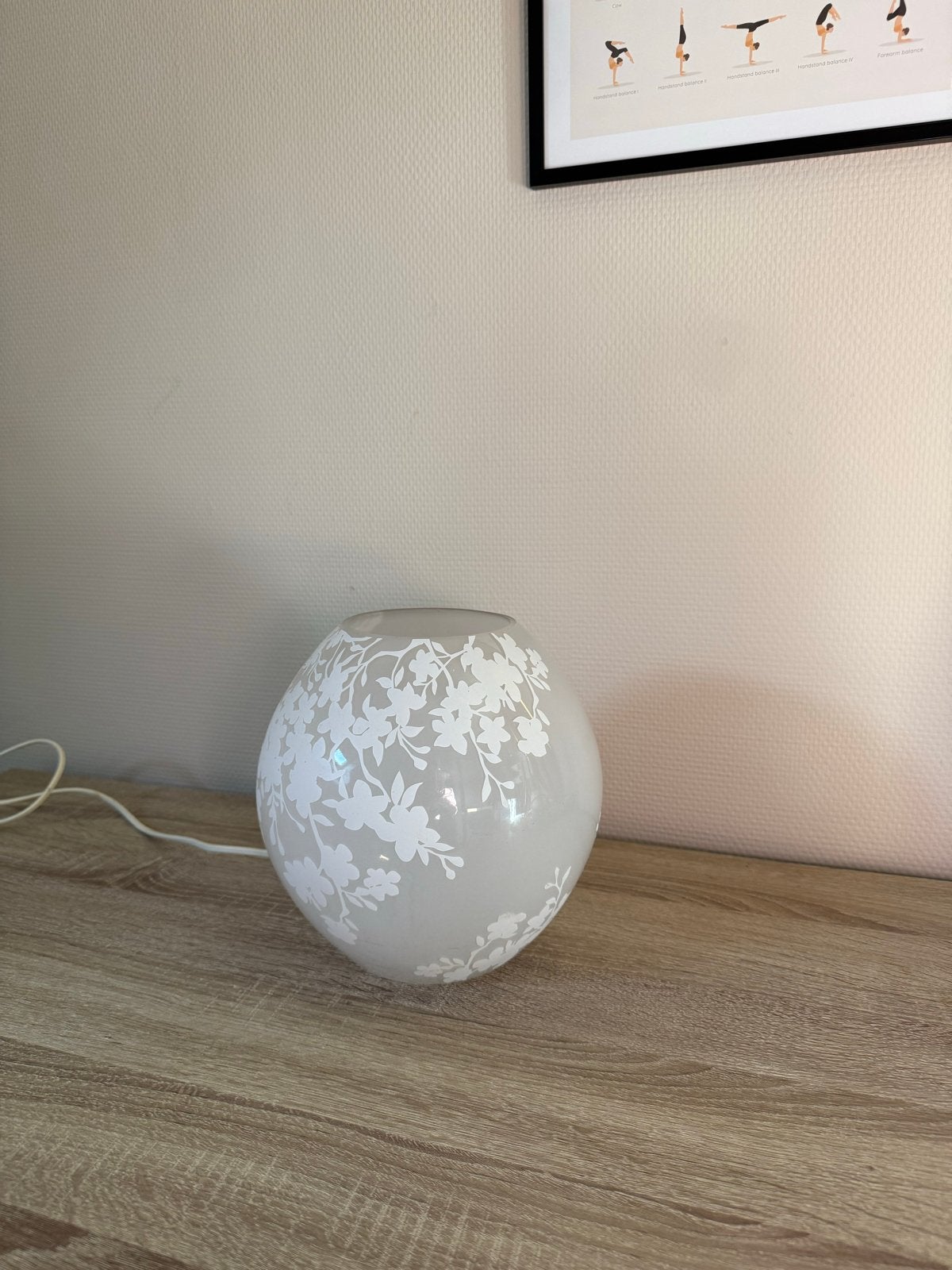 IKEA Tafellampje met Bloemenpatroon, Huis en Inrichting, Ophalen, Wit, IKEA, Met stekker