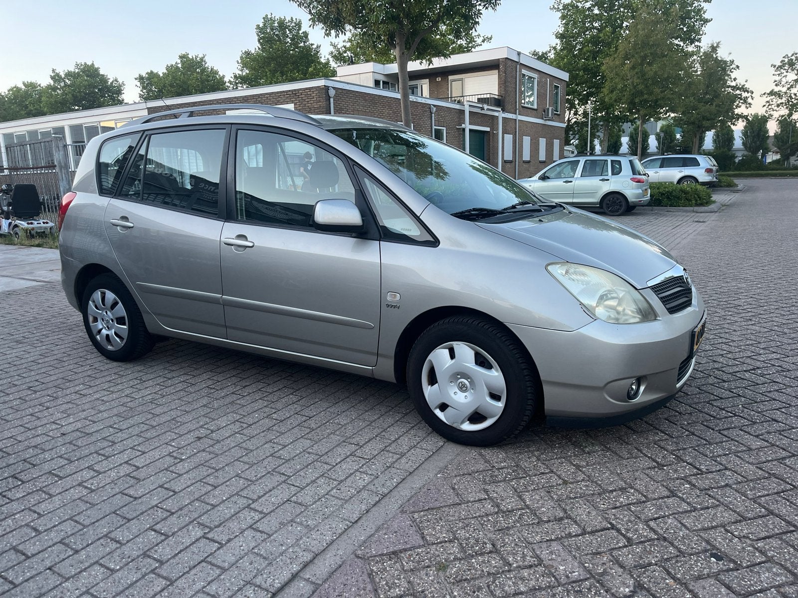 Toyota Corolla Verso 1.8 Vvt-i AUT 2004 AUTOMAAT vaste prijs, 4 cilinders, Origineel Nederlands, Corolla Verso, Zilver of Grijs