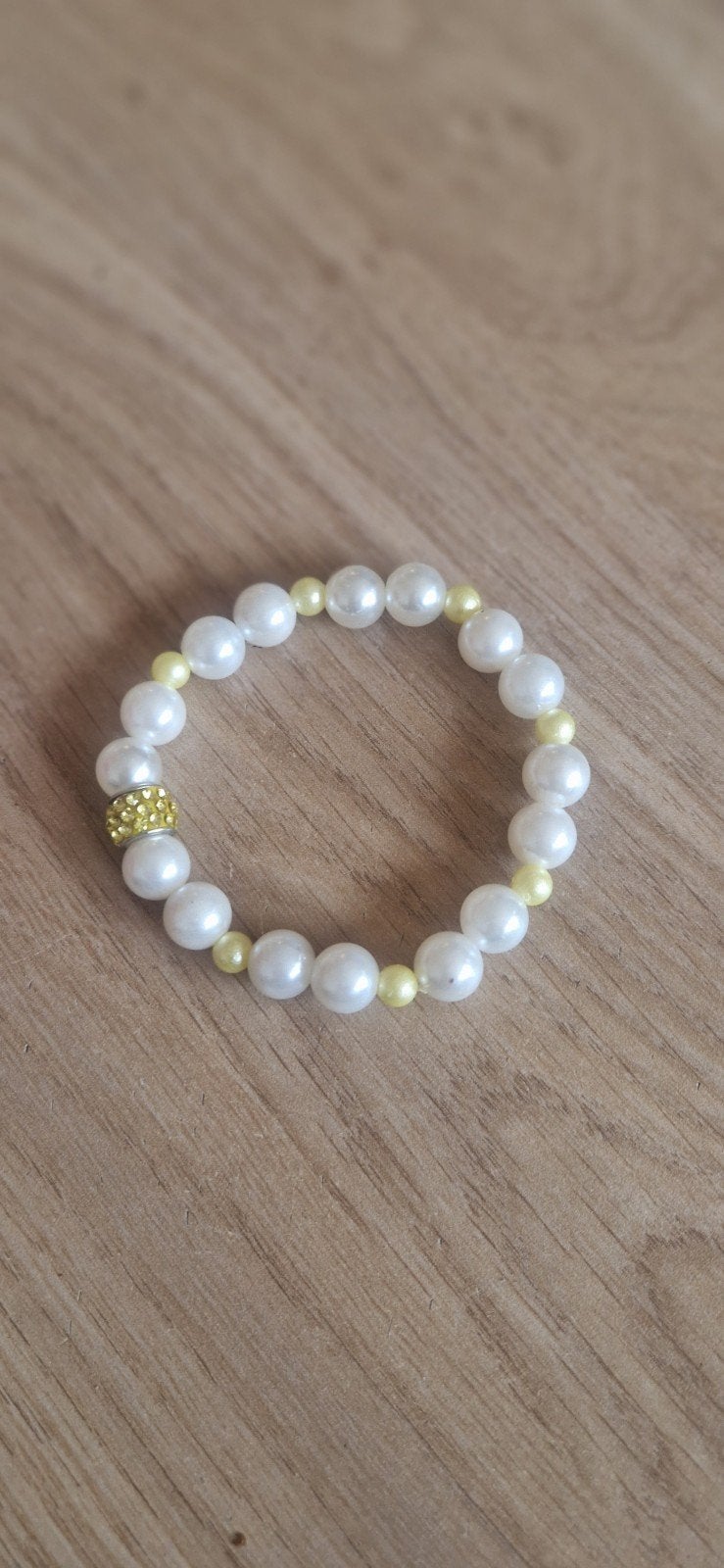 Elegante parelarmband met gele accenten en strass, Overige materialen, Wit, Nieuw, Ophalen of Verzenden