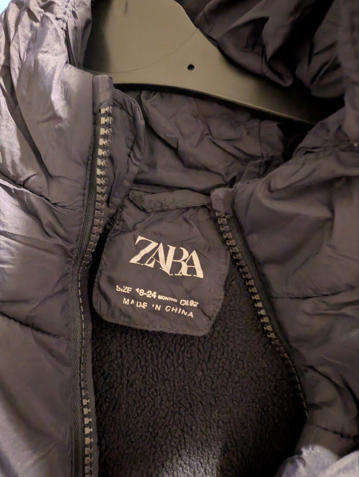 Zwarte gewatteerde jas van Zara voor baby's (8-24 maanden), Jongen of Meisje, Ophalen of Verzenden, Zo goed als nieuw, Zara