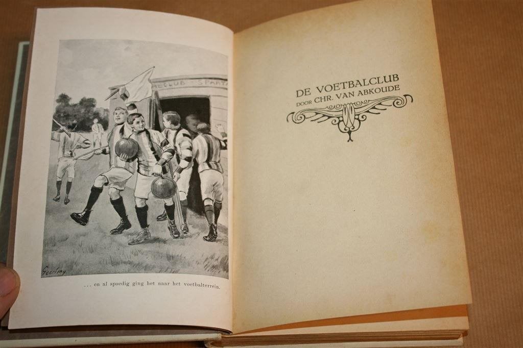 De voetbalclub. Abkoude. Uitg. Kluitman 1929., Boeken, Ophalen of Verzenden, Gelezen
