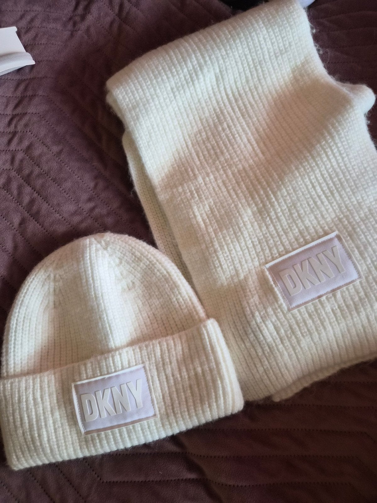 DKNY Muts en Sjaal Set - Crème Wit, DKNY, Ophalen of Verzenden, Nieuw, Sjaal