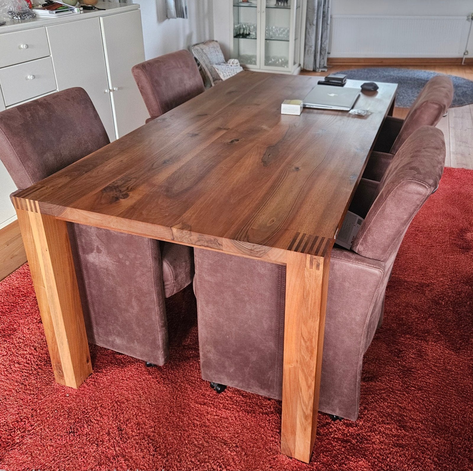 houten tafel met 4 bruine suede eetkamerstoel met armleuning, Ophalen, Gebruikt, 50 tot 100 cm, Modern