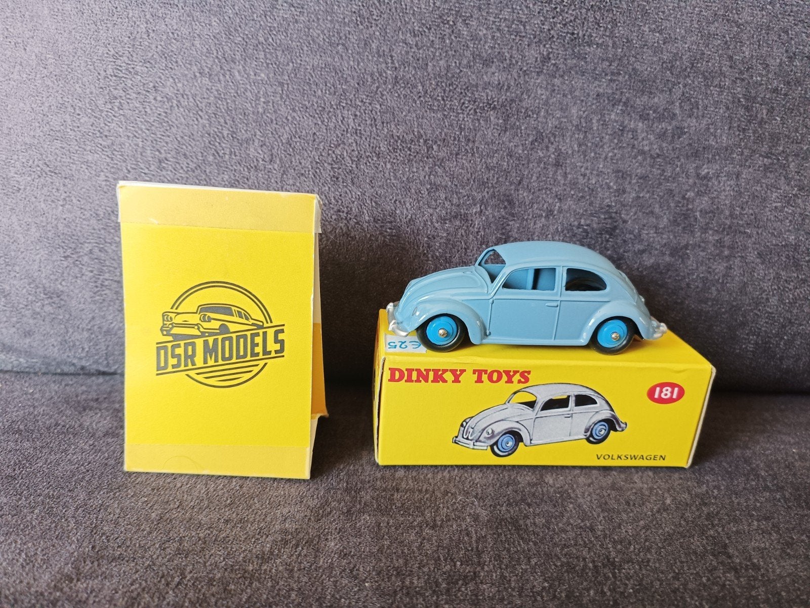 1:43 Volkswagen Beetle Cox Dinky Toys nr.181, Hobby en Vrije tijd, S, Auto, R, Nieuw