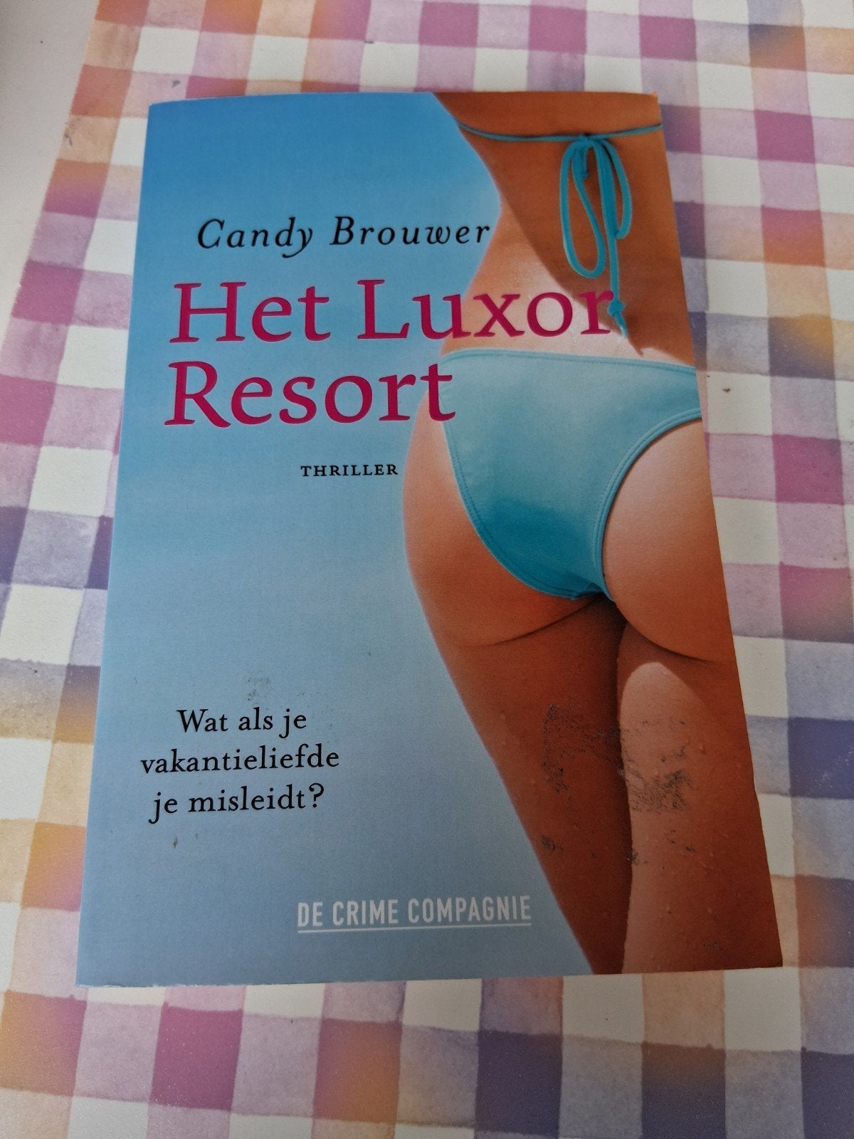boek candy brouwer - het luxor resort - de crime compagnie, Boeken, Ophalen of Verzenden, Gelezen