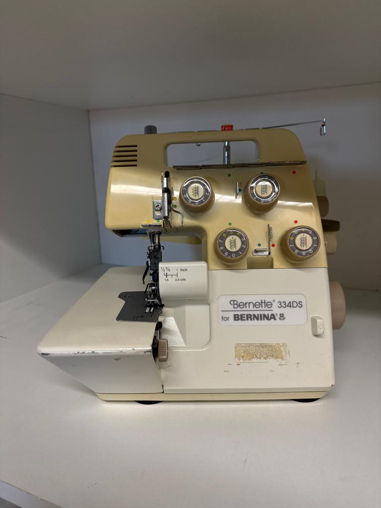 Bernina Bernette 334DS Lockmachine met toebehoren, Ophalen of Verzenden, Gebruikt, Lockmachine, Bernina
