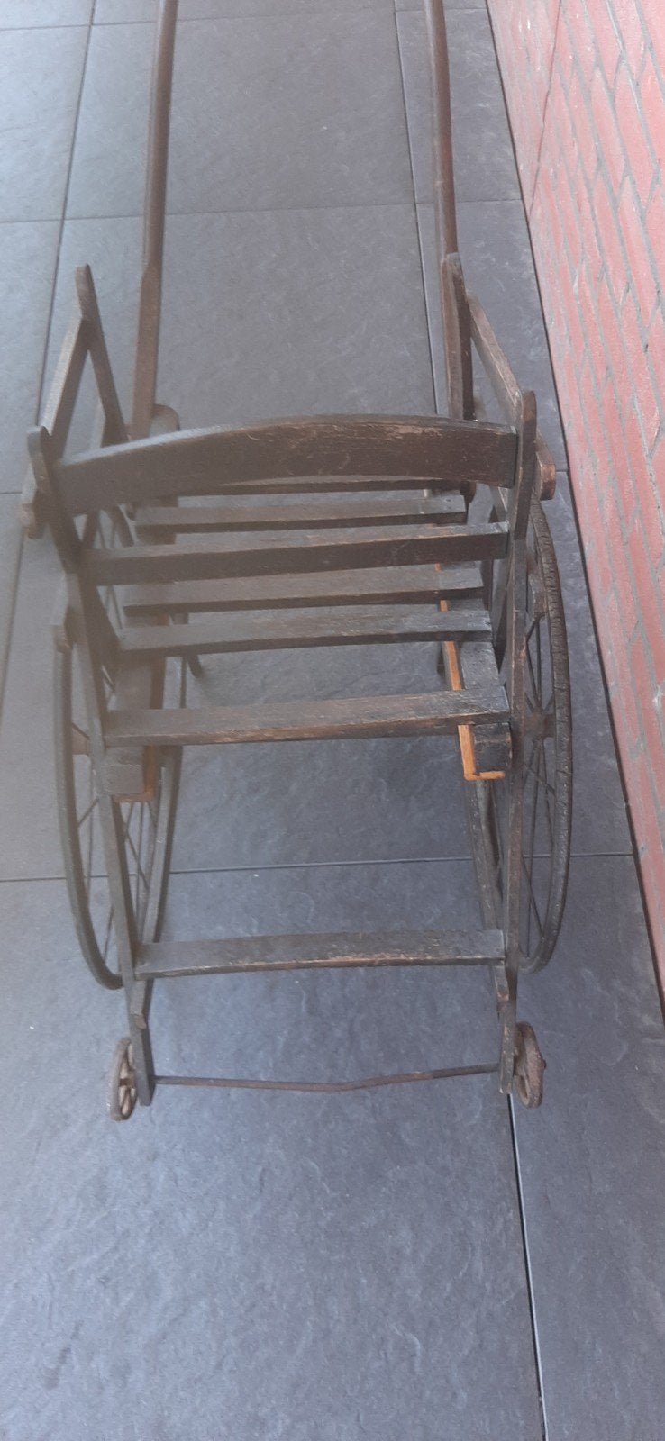 Antieke poppenwagen, Ophalen