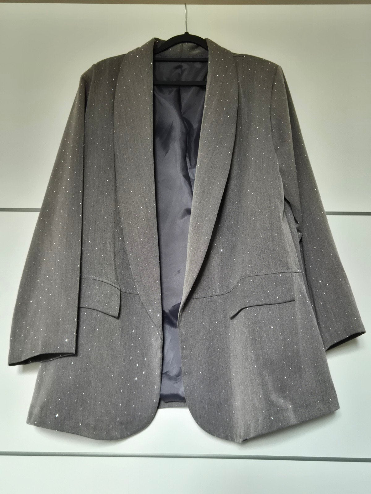 Nieuwe grijze blazer met zilveren glinsters, Maat 42/44 (L), Nieuw, Ophalen of Verzenden, Jasje