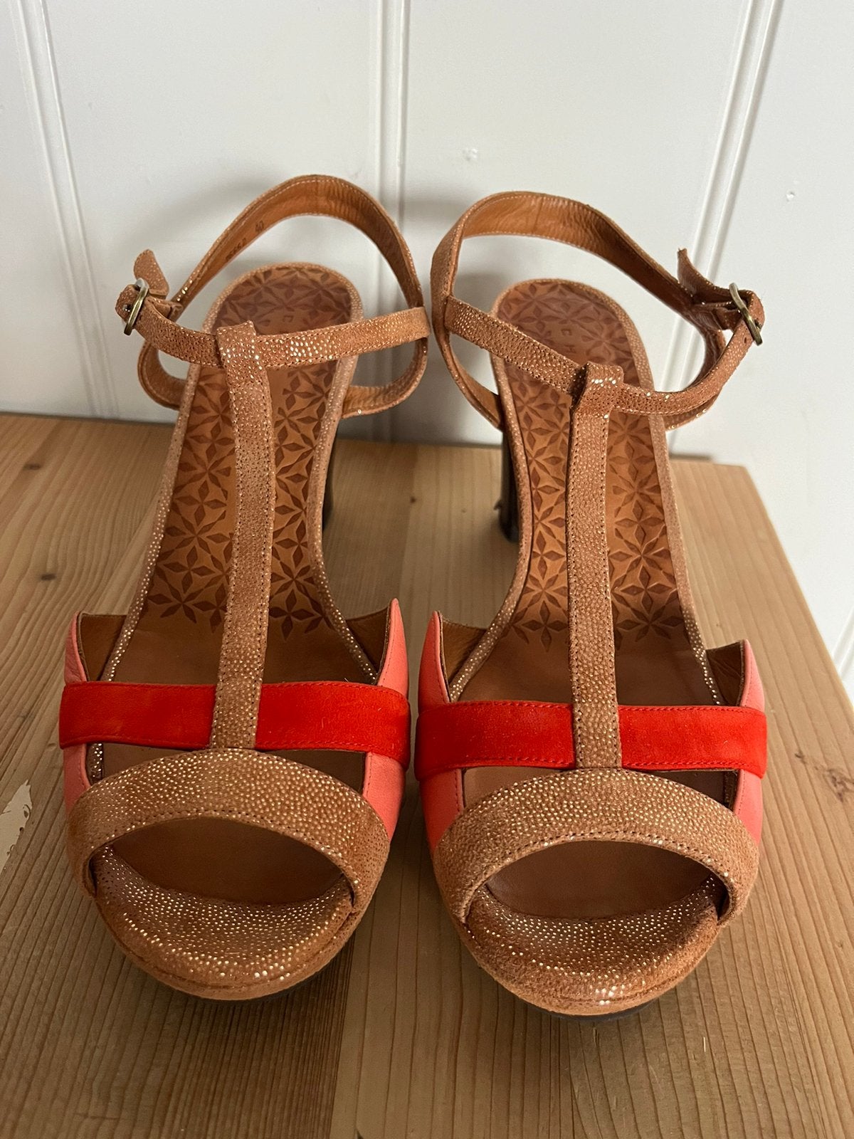 Pump Chie Mihara rood goudkleurig maat 40, Ophalen of Verzenden, Zo goed als nieuw, Rood