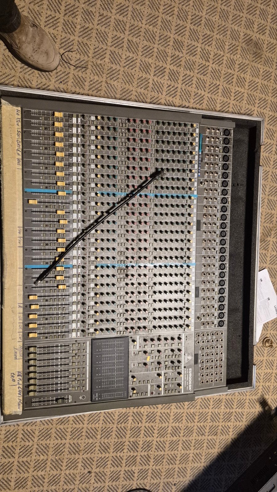 Behringer Eurodesk 48/24 8-Bus Mengpaneel in Flightcase, Ophalen, Gebruikt, 20 kanalen of meer, Microfooningang