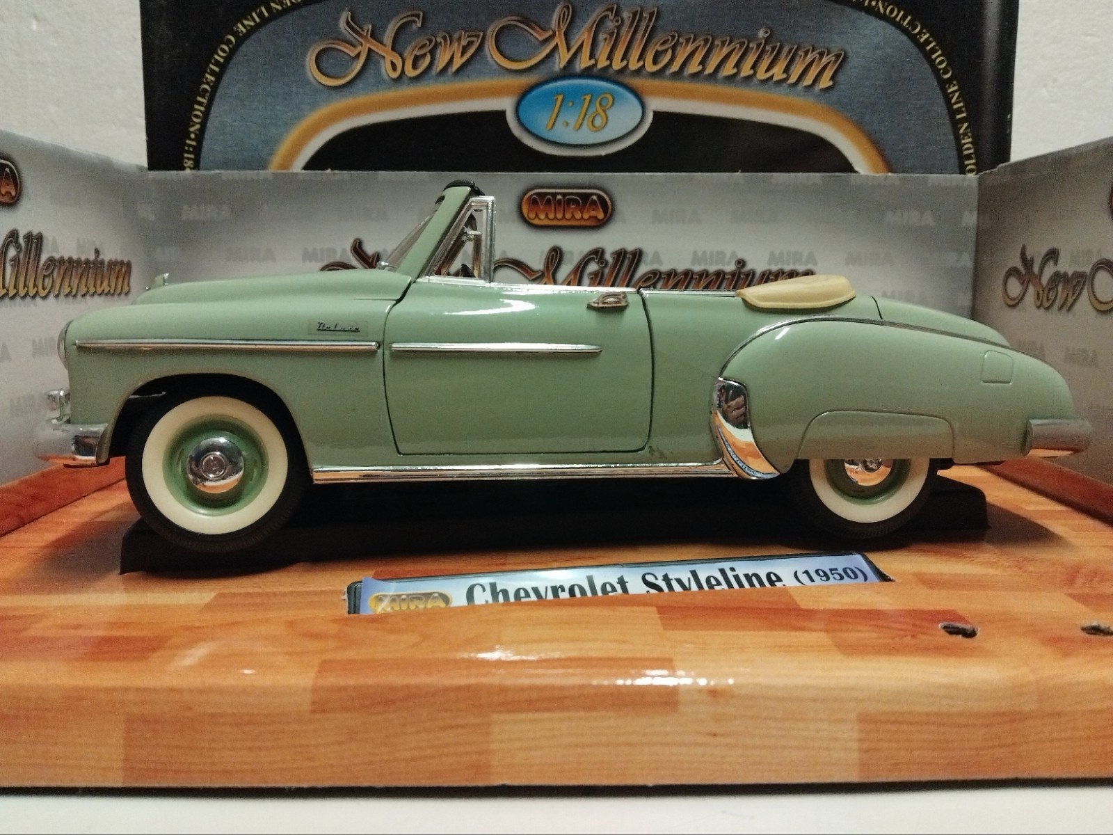Chevrolet Styeline Cabriolet light green Mira metal 1:18 KRD, Ophalen of Verzenden, Zo goed als nieuw, Auto, Solido