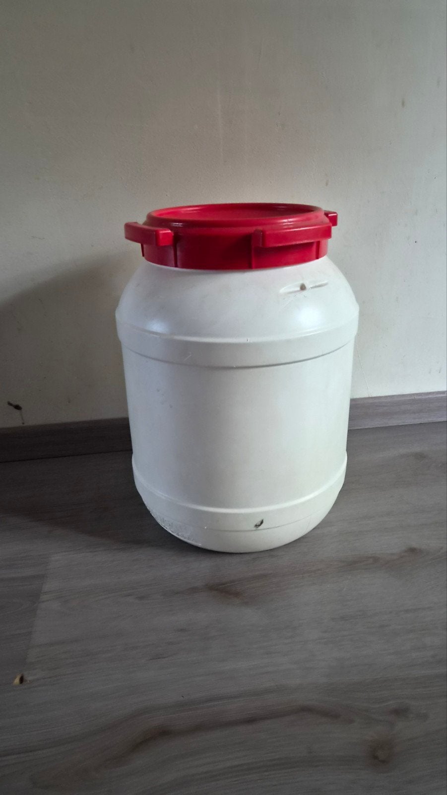 Witte plastic ton met rood deksel - Curtec 26L, Doe-het-zelf en Verbouw, Gebruikt, 40 tot 60 cm, Overige typen, Minder dan 50 cm