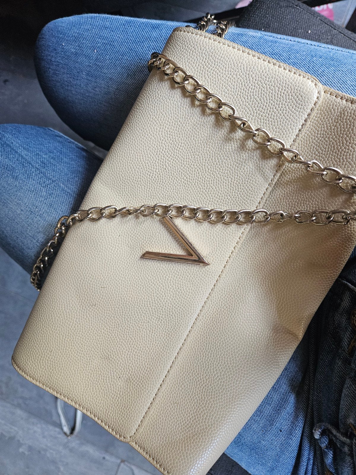 Crèmekleurig schoudertasje met gouden ketting, Ophalen of Verzenden, Gebruikt, Beige, Schoudertasje