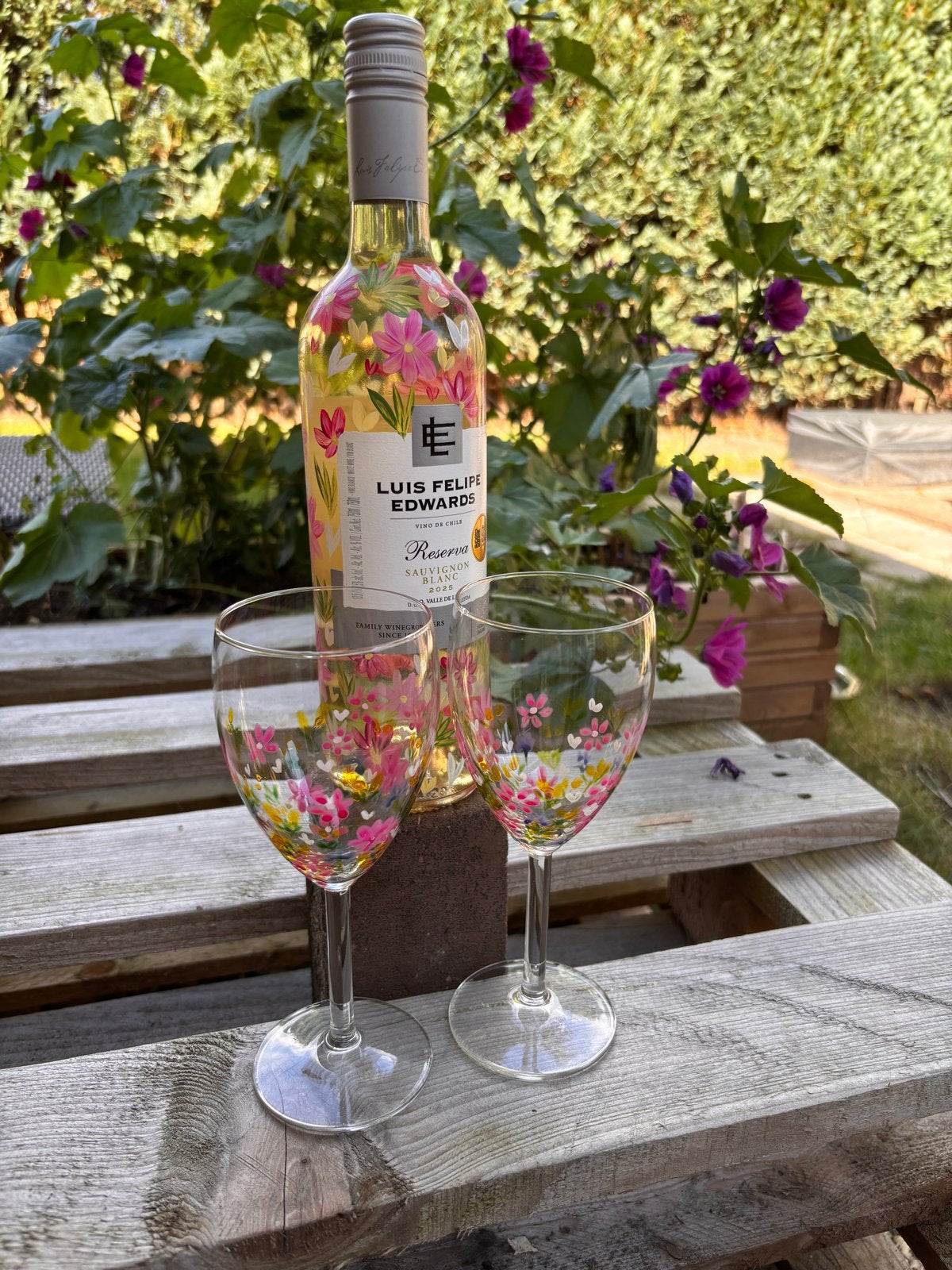 Set van 2 handgeschilderde wijnglazen met bloemen, Nieuw, Ophalen of Verzenden, Meerkleurig, Overige merken