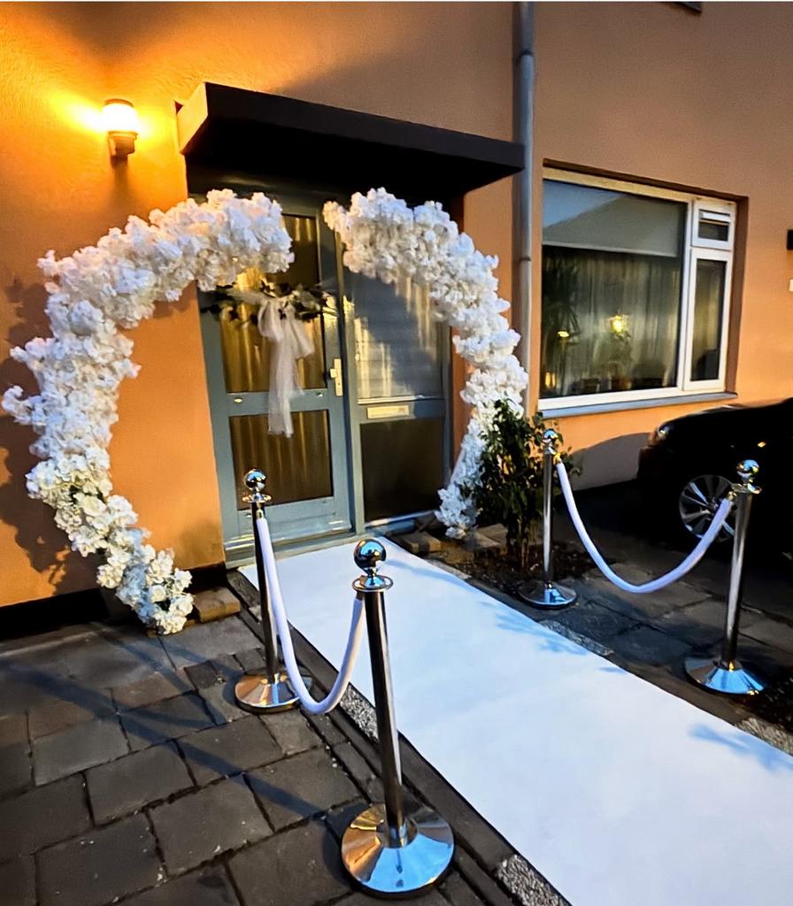 Entree Decoratie te Huur: Bloemenboog/afzetpaaltjes/loper, Ophalen of Verzenden, Zo goed als nieuw, Versiering, Geboorte of Huwelijk