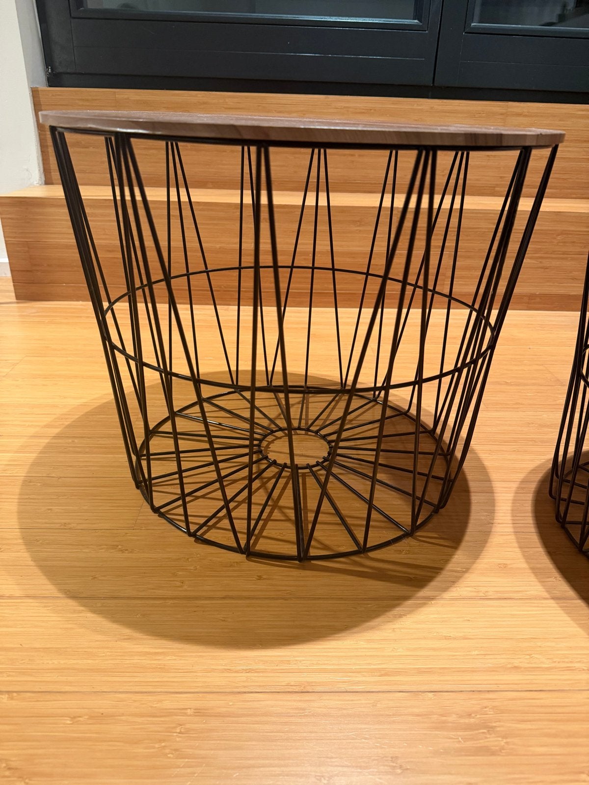 Foto 5 van Set van 2 bijzettafels met houten blad en metalen onderstel